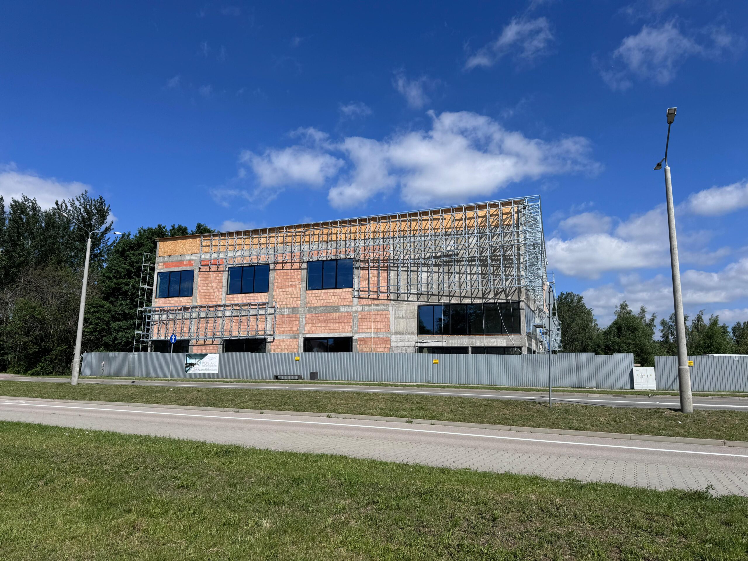 We continue the investment at the Crossfit project in Skierniewice. Industrial flooring is made using several technologies